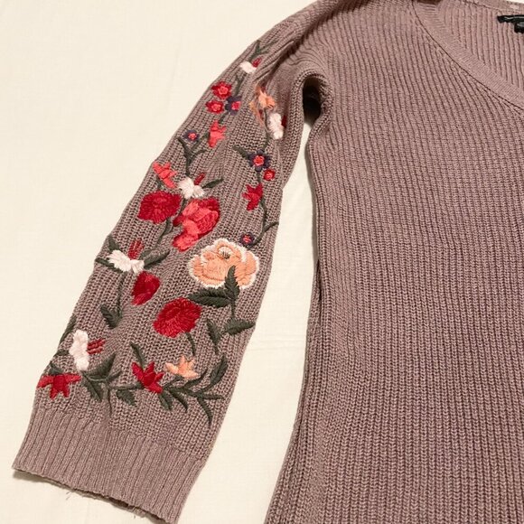 American Eagle Floral Embroidered V Neck Sweater Womens Size Medium - Picture 3 of 16